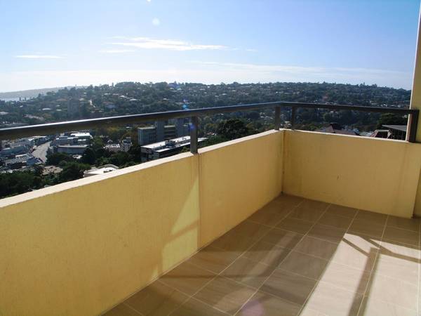 PANORAMIC HARBOUR VIEWS FROM IMMACULATELY RENOVATED APARTMENT Picture 3
