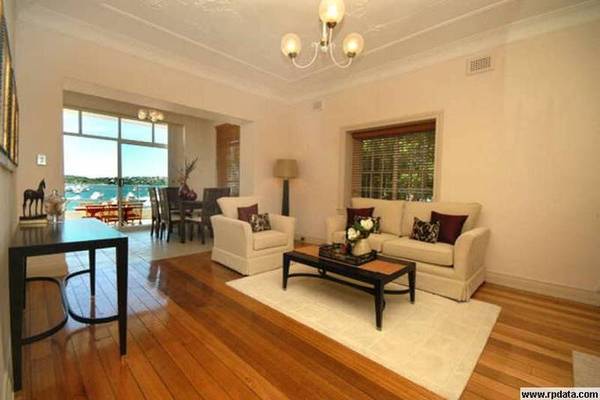 LARGE & SPACIOUS APARTMENT Picture 2