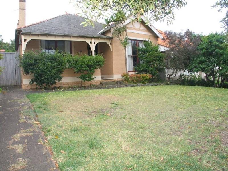 FAMILY HOME WITH POOL & LUG Picture 1