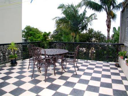 HUGE TRI LEVEL RESIDENCE Picture