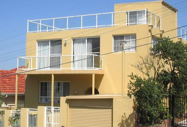 ENTERTAINING FAMILY HOME Picture 3