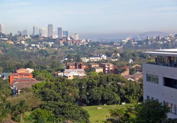 ENTERTAINING FAMILY HOME Picture 1