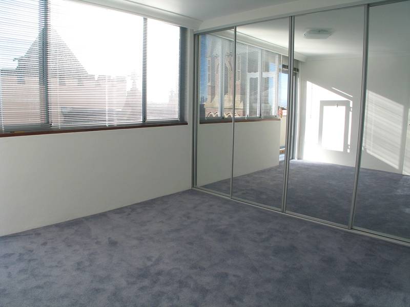 LARGE RENOVATED 2 BEDROOM APARTMENT Picture 3