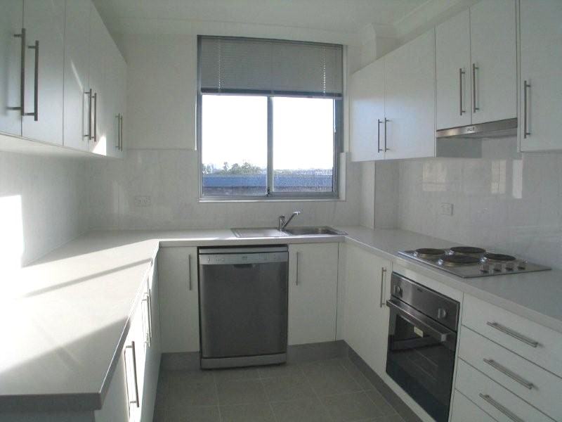 LARGE RENOVATED 2 BEDROOM APARTMENT Picture 2