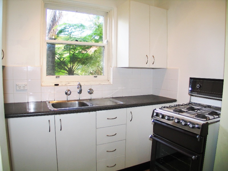 RENOVATED 1 BEDROOM WITH A CARSPACE Picture 2