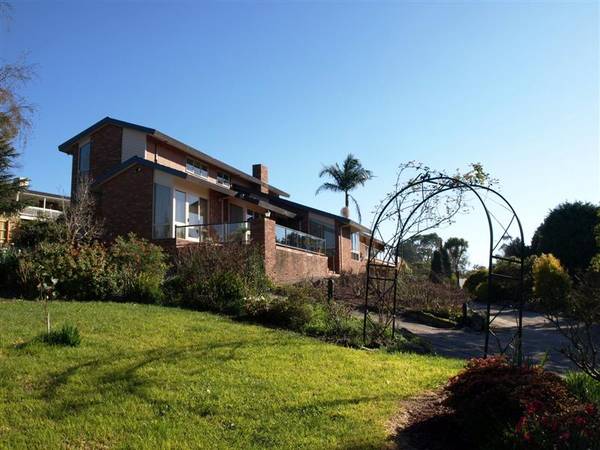 IDEAL LARGE FAMILY HOME ON OVER AN ACRE! Picture