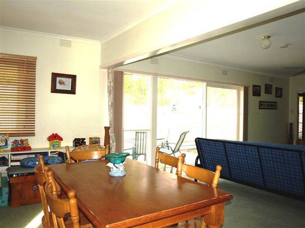 OPEN PLAN HOME ON 818sqm Picture 3