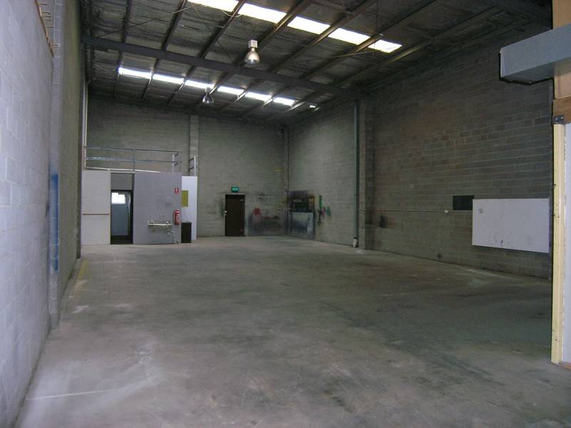 FACTORY WITH YARD SPACE Picture 3