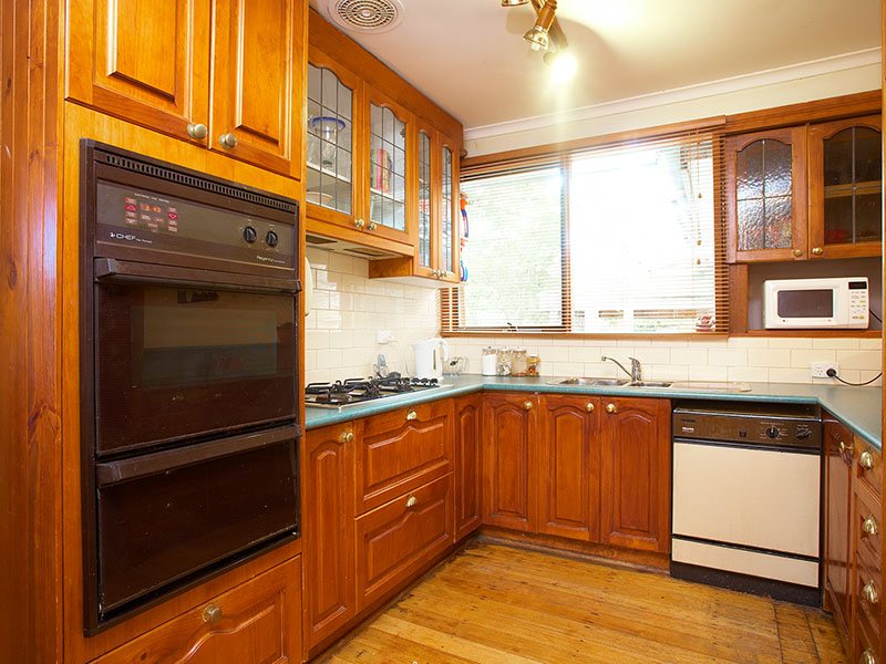 BURSTING WITH CHARACTER & CHARM Picture 2