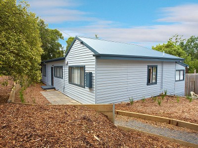 4 BEDROOM HOME ON approximately 900m2! Picture