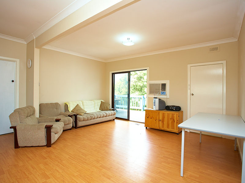 4 BEDROOM HOME ON approximately 900m2! Picture 3