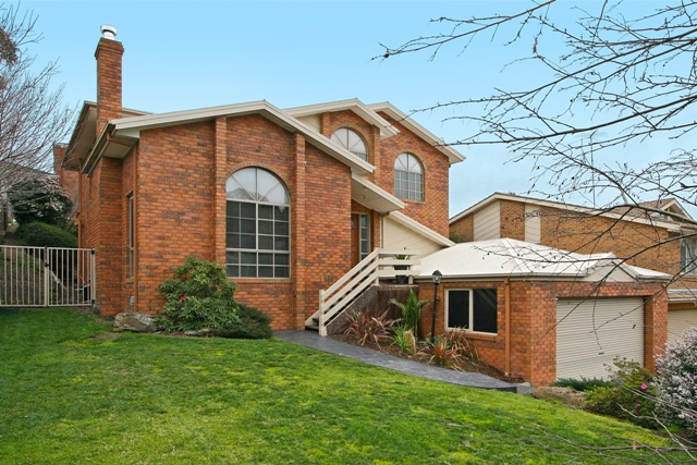 SIMPLY STUNNING Picture 1