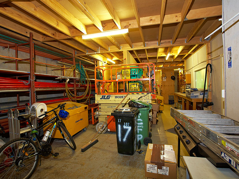 MODERN WAREHOUSE - GREAT INVESTMENT! Picture 2