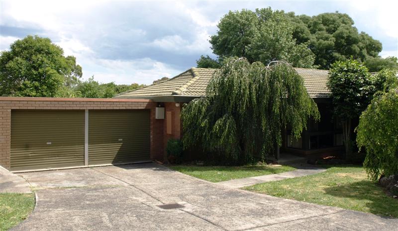 3 BEDROOMS WITH DOUBLE GARAGE - CENTRAL LOCATION! Picture 1