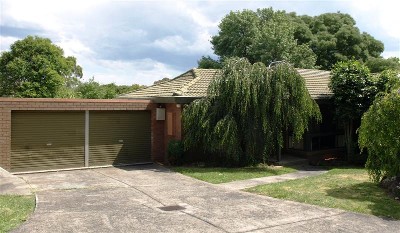 3 BEDROOMS WITH DOUBLE GARAGE - CENTRAL LOCATION! Picture