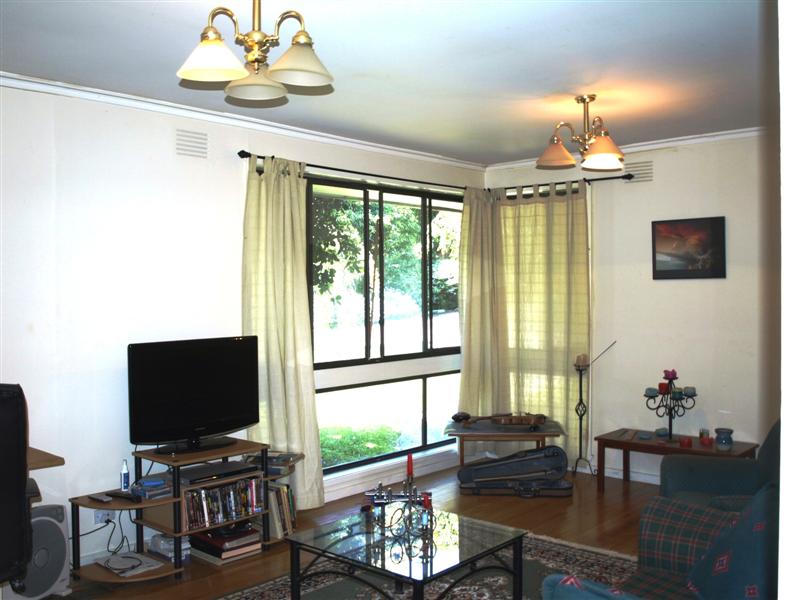 3 BEDROOMS WITH DOUBLE GARAGE - CENTRAL LOCATION! Picture 3