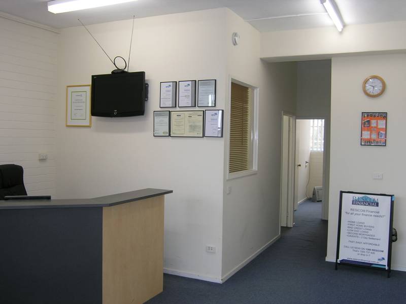 RETAIL/OFFICE SPACE! Picture 2