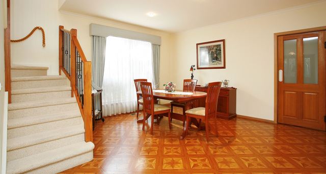 STYLISH CONTEMPORARY ELEGANCE! Exclusive Location! Picture 3