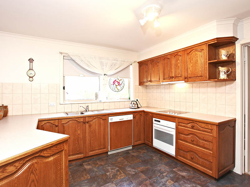 FAMILY LIVING!
COURT LOCATION! Picture 2