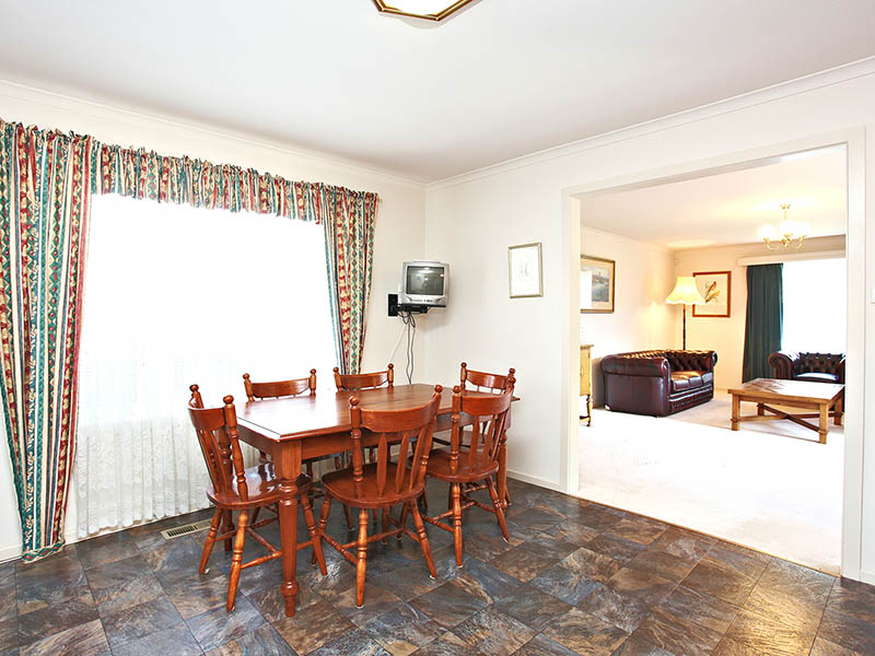 FAMILY LIVING!
COURT LOCATION! Picture 3