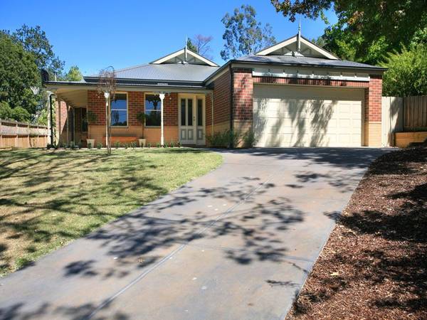 BEAUTIFUL MODERN CHARACTER HOME! Picture 1