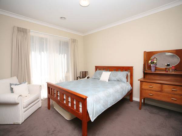 BEAUTIFUL MODERN CHARACTER HOME! Picture 3