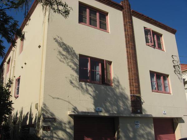 Close to Station & Shops Picture 1