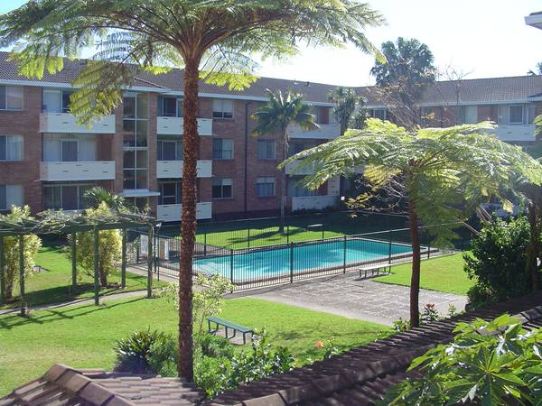 Spacious 3 bedroom unit Picture 1