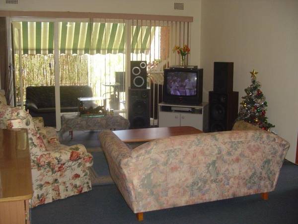 LARGE 2 BEDROOM Picture 3