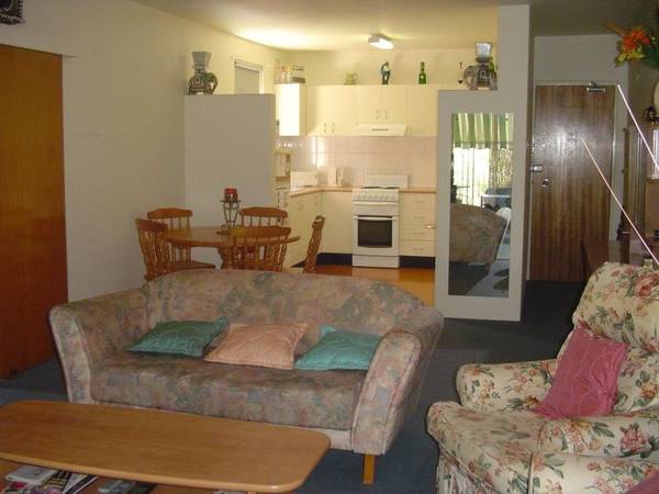 LARGE 2 BEDROOM Picture 2