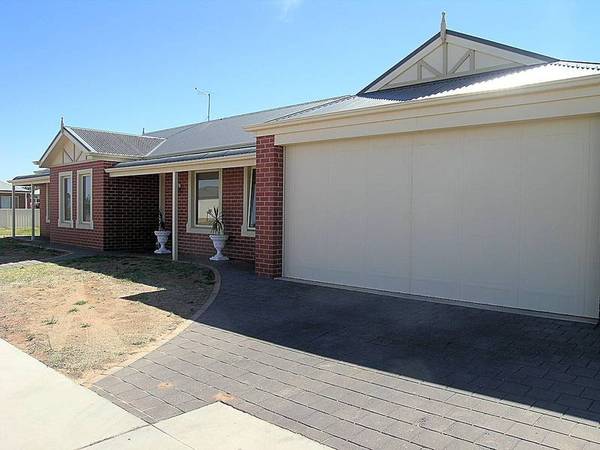 TOWNHOUSE LIVING Picture 1