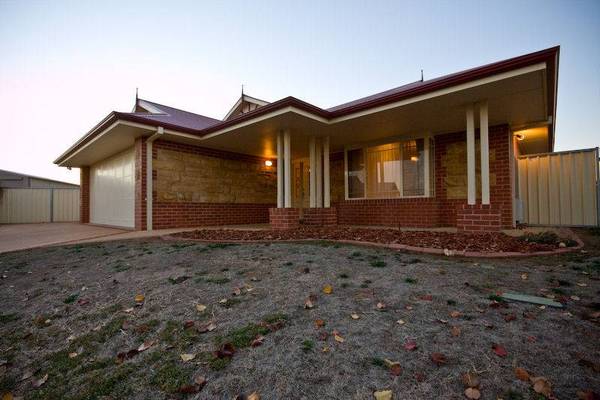 HUGE HOME IN QUIET COURT Picture 3