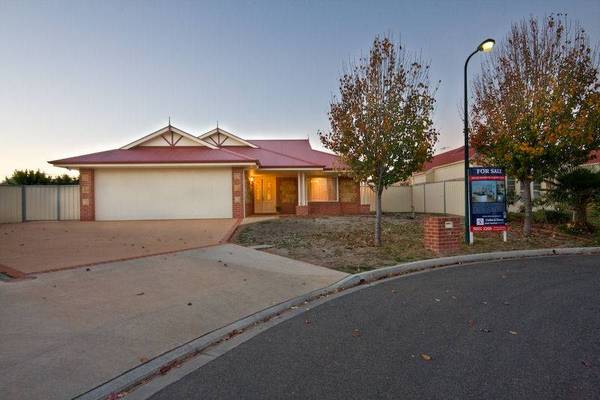 HUGE HOME IN QUIET COURT Picture 2