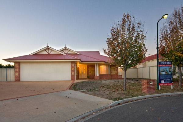 HUGE HOME IN QUIET COURT Picture 1