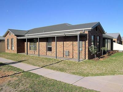 SECURE, STYLISH AND SO TEMPTING! Picture