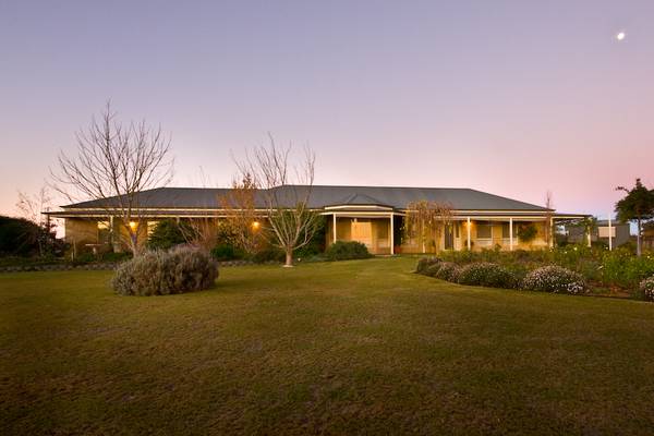 A HOME TO IMPRESS, ENTERTAIN & ENJOY Picture 1