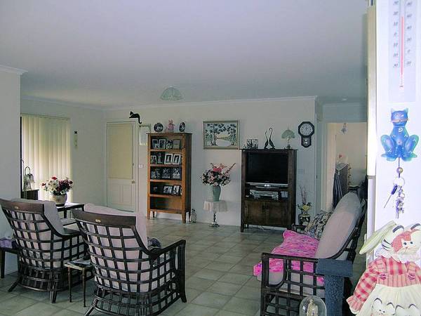 A RELAXED PLEASANT LIFESTYLE AWAITS Picture 3