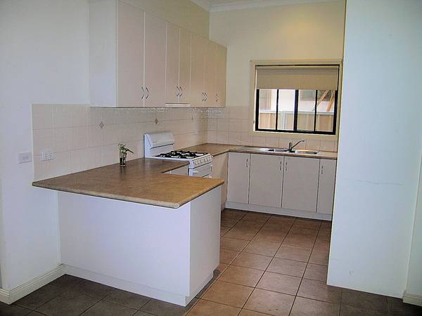 NEAT THREE BEDDER Picture 3