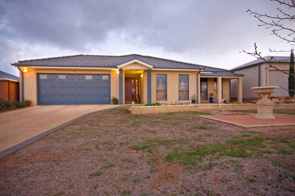 BRAND NEW SPACIOUS HOME Picture 1