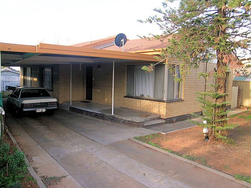 FAMILY FRIENDLY HOME! Picture 2