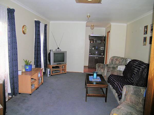 WHAT A GREAT STARTER! WHAT A TOP INVESTMENT! Picture 3