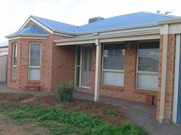 TOWNHOUSE WITH APPEAL Picture