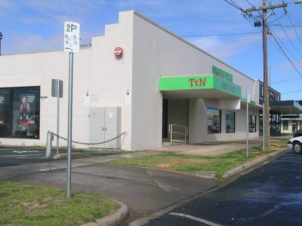 LARGE RETAIL PREMISES WITH PARKING Picture 3