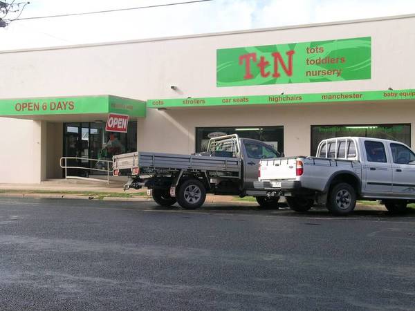 LARGE RETAIL PREMISES WITH PARKING Picture 2