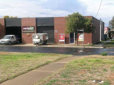 LARGE WORKSHOP Picture LARGE WORKSHOP Picture