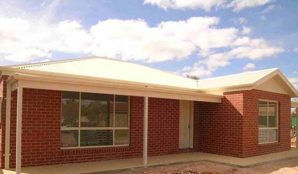 BRAND NEW QUALITY HOME Picture 2