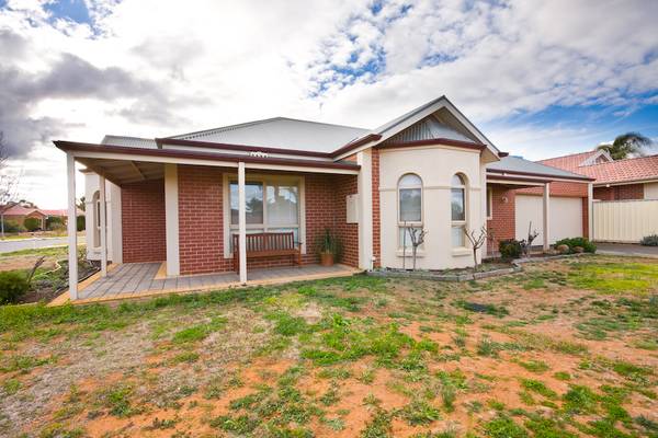 STYLISH TOWNHOUSE Picture 1