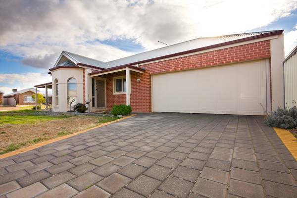 STYLISH TOWNHOUSE Picture 2