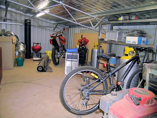 TRADESMAN SHED WITH THE LOT Picture 2