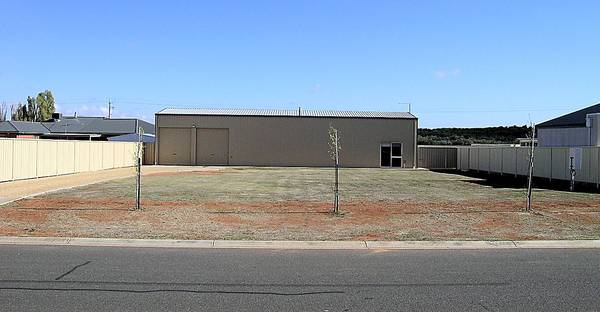 TRADESMAN SHED WITH THE LOT Picture 1